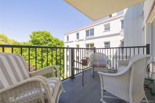 1 Stoneleigh 5J, Bronxville, NY 10708