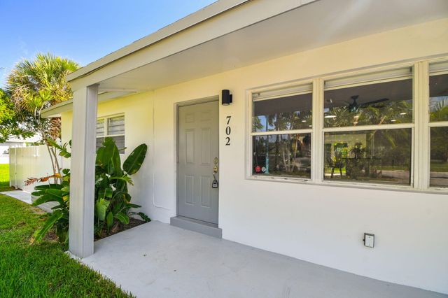 702 NE 10th Avenue, Boynton Beach, FL 33435