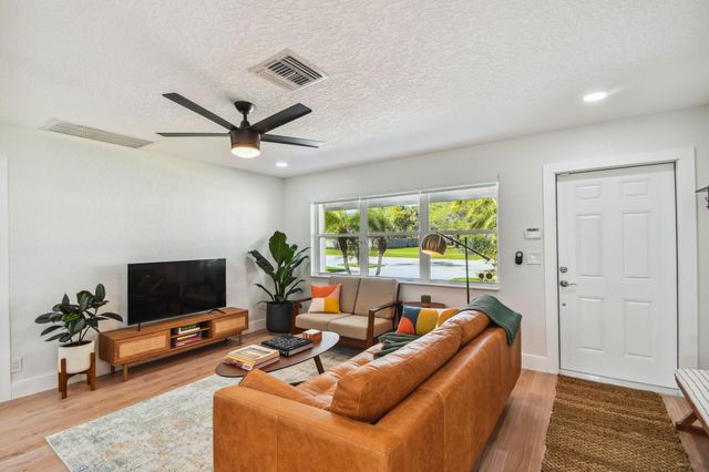 702 NE 10th Avenue, Boynton Beach, FL 33435