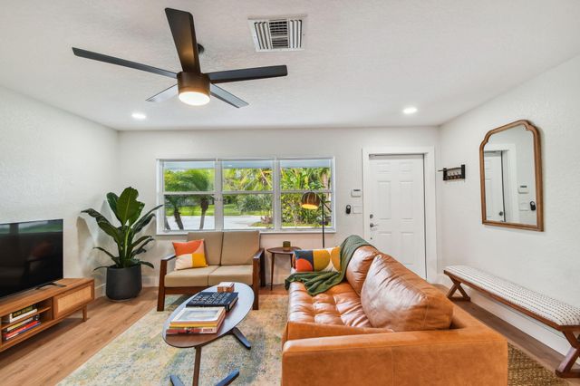 702 NE 10th Avenue, Boynton Beach, FL 33435