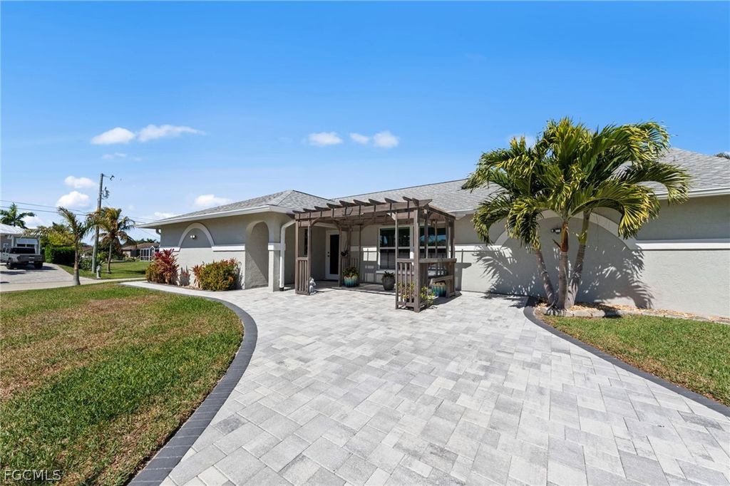 Image 5 of property listing at 2317 SW 44th TER, Cape Coral, FL 33914