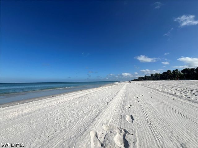 513 Lake Louise CIR 202, Naples, FL 34110