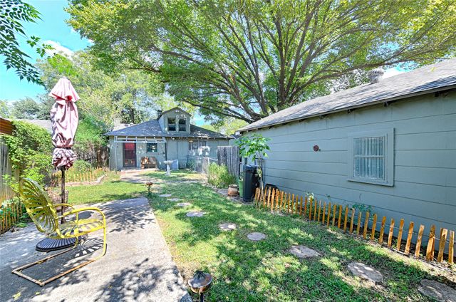 2438 Sharon Street, Dallas, TX 75211