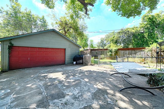 2438 Sharon Street, Dallas, TX 75211