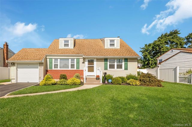117 Midwood Avenue, Farmingdale, NY 11735