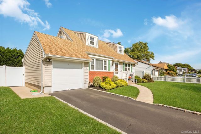 117 Midwood Avenue, Farmingdale, NY 11735