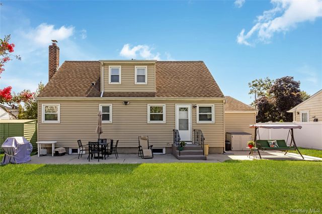 117 Midwood Avenue, Farmingdale, NY 11735