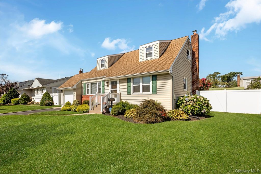 117 Midwood Avenue, Farmingdale, NY 11735