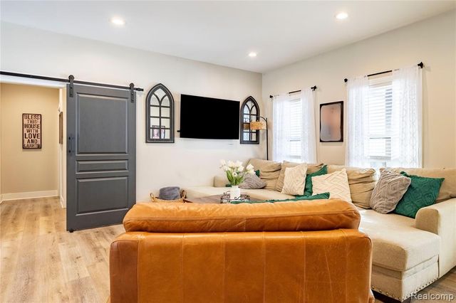 5730 Crescent Road, Waterford, MI 48327