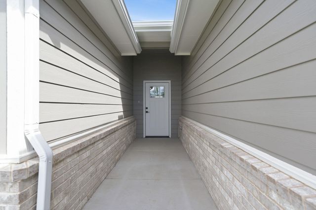 608 E Elmwood St, Park City, KS 67147