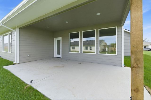 608 E Elmwood St, Park City, KS 67147