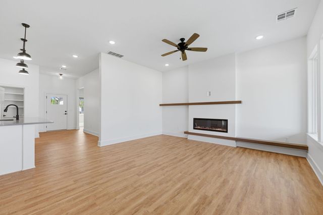 608 E Elmwood St, Park City, KS 67147