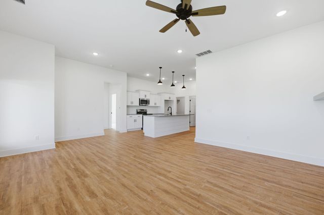 608 E Elmwood St, Park City, KS 67147