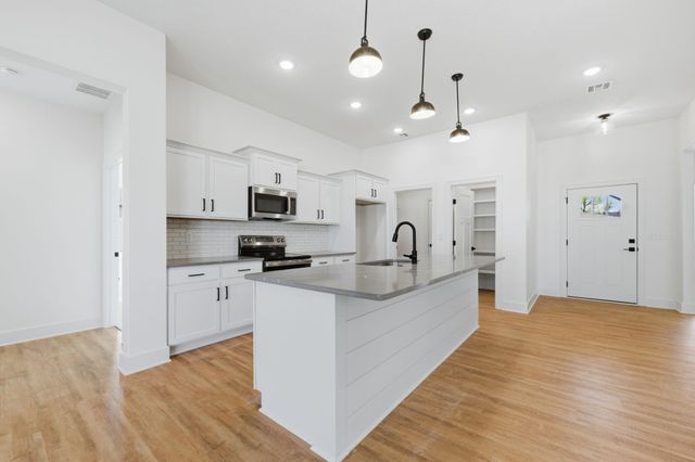 608 E Elmwood St, Park City, KS 67147