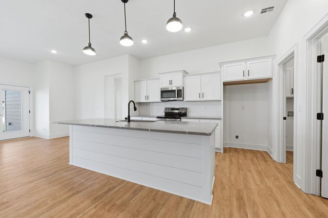 608 E Elmwood St, Park City, KS 67147