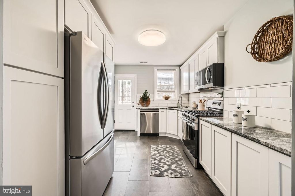 Image 11 of property listing at 803 WELLINGTON ST, Baltimore, MD 21211