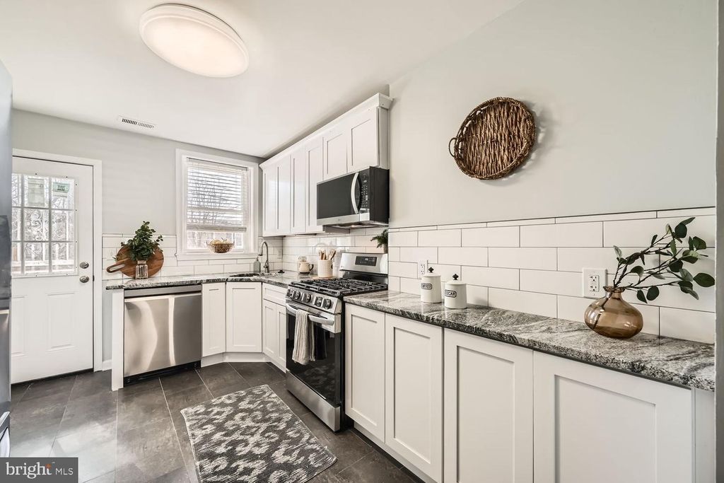 Image 12 of property listing at 803 WELLINGTON ST, Baltimore, MD 21211
