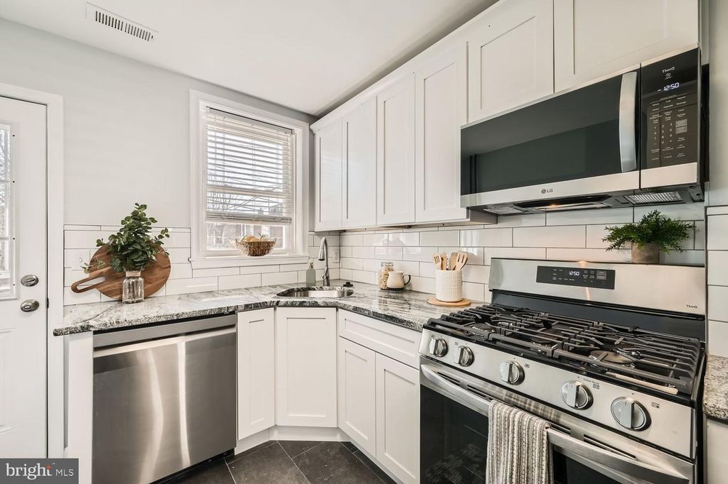 Image 13 of property listing at 803 WELLINGTON ST, Baltimore, MD 21211