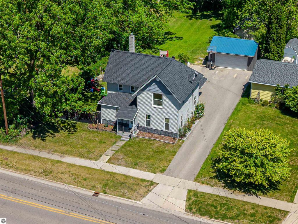 Image 1 of property listing at 329 Ely Street, Alma, MI 48801