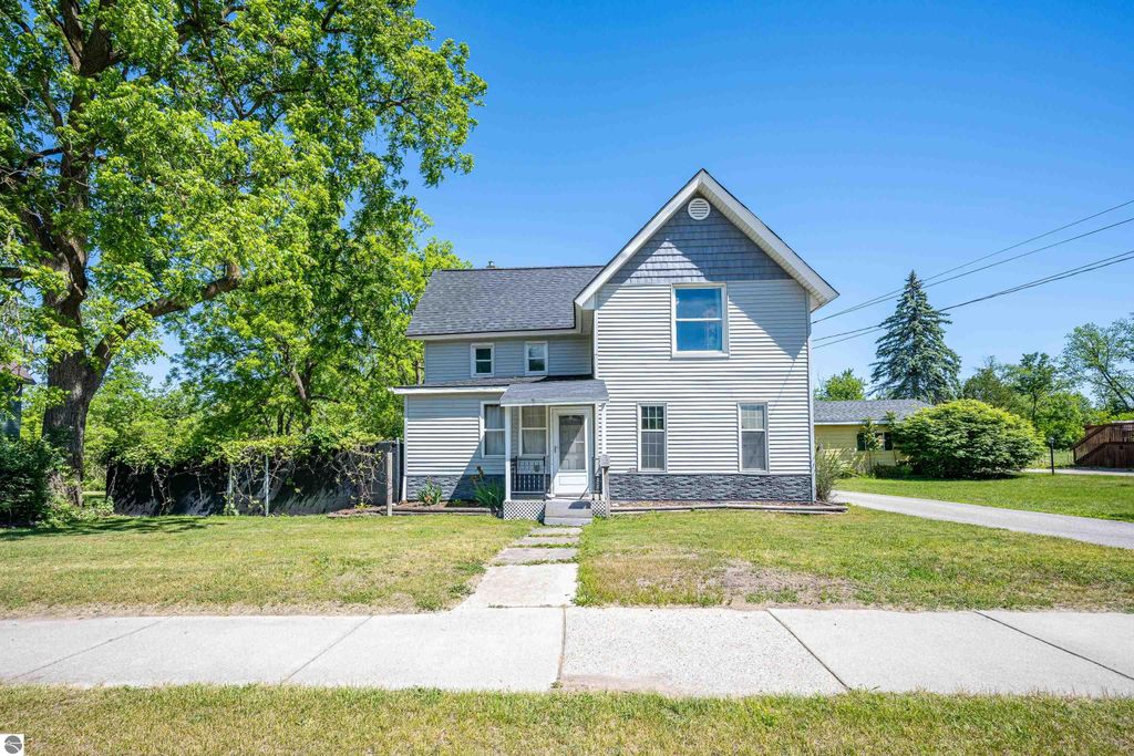 Image 2 of property listing at 329 Ely Street, Alma, MI 48801