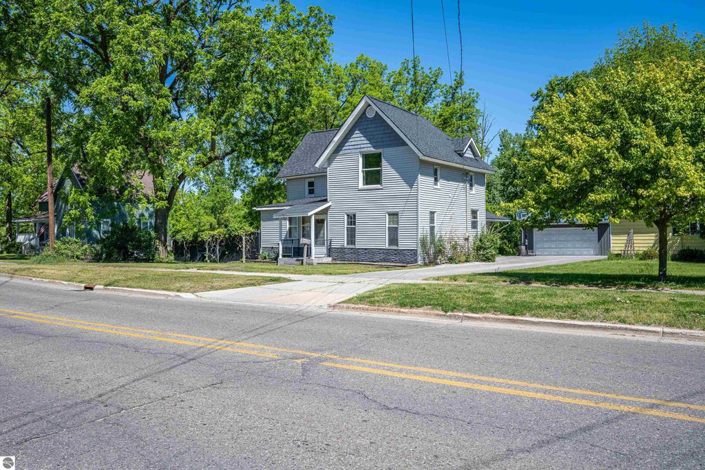 Image 3 of property listing at 329 Ely Street, Alma, MI 48801