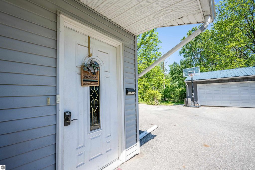 Image 4 of property listing at 329 Ely Street, Alma, MI 48801