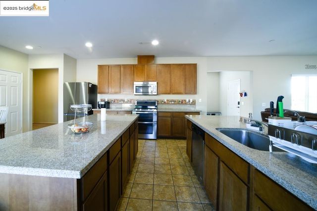 1350 Mistletoe Dr, Beaumont, CA 92223