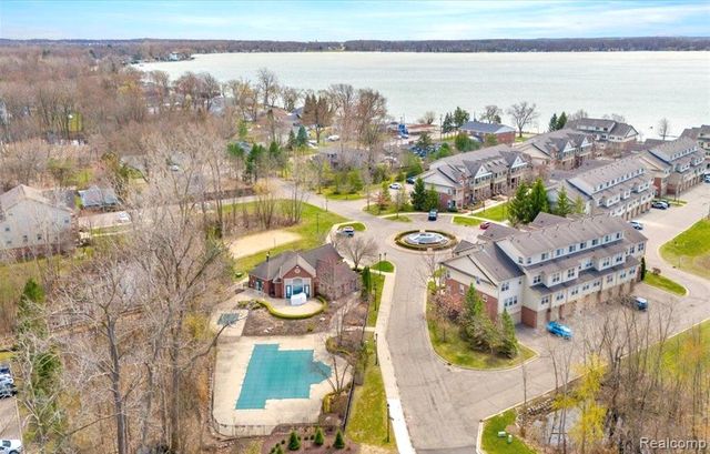 526 Red Oak Court, Walled Lake, MI 48390