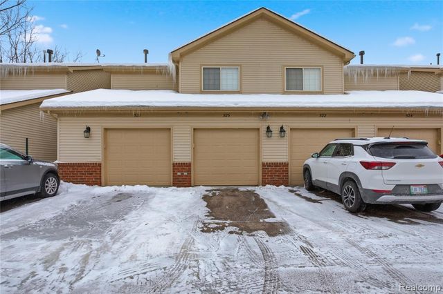 526 Red Oak Court, Walled Lake, MI 48390