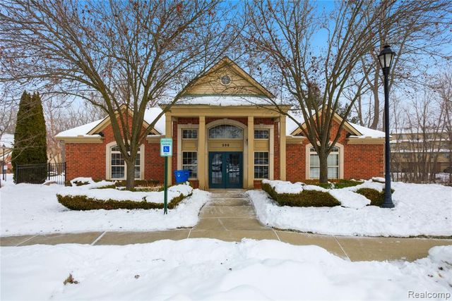 526 Red Oak Court, Walled Lake, MI 48390