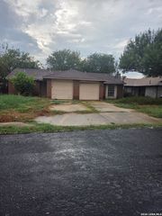 5711 Lochmoor, San Antonio, TX 78244