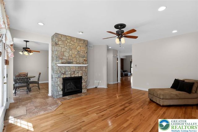 186 Oakmont Court, Williams Twp, PA 18042