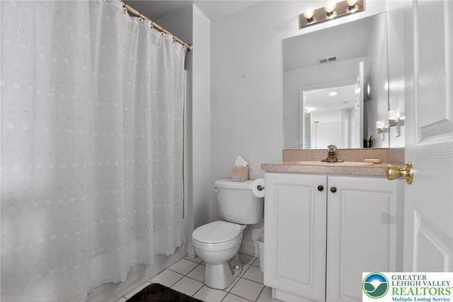 186 Oakmont Court, Williams Twp, PA 18042