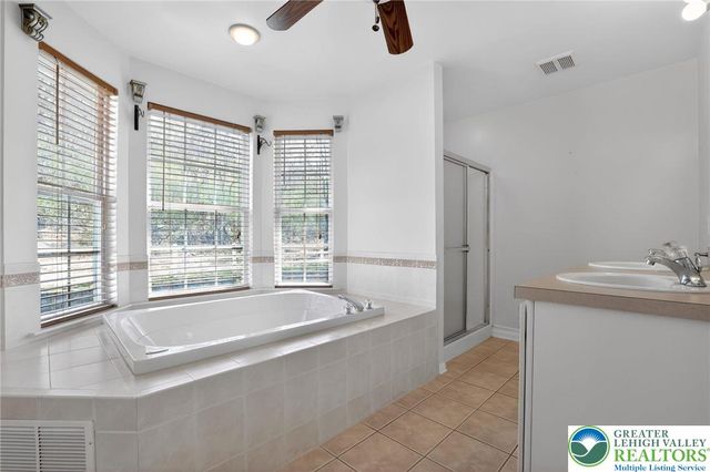 186 Oakmont Court, Williams Twp, PA 18042