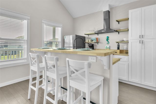 1079 Cedar Lane, Gilchrist, TX 77617