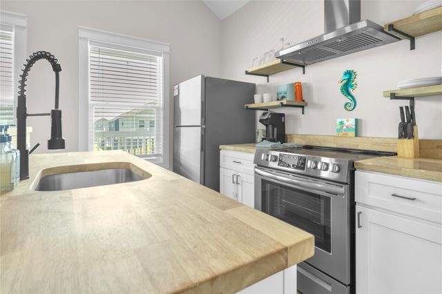 1079 Cedar Lane, Gilchrist, TX 77617