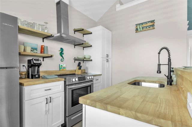 1079 Cedar Lane, Gilchrist, TX 77617