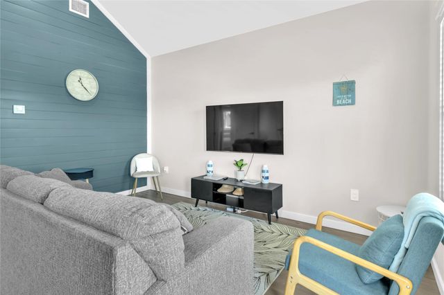 1079 Cedar Lane, Gilchrist, TX 77617