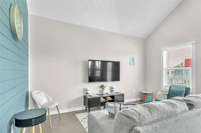 1079 Cedar Lane, Gilchrist, TX 77617