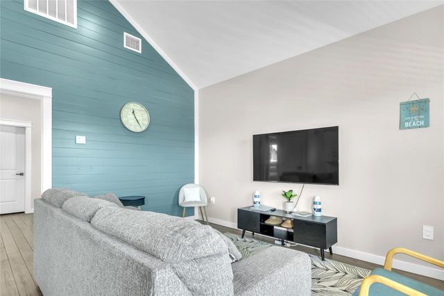 1079 Cedar Lane, Gilchrist, TX 77617