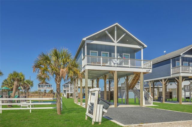 1079 Cedar Lane, Gilchrist, TX 77617