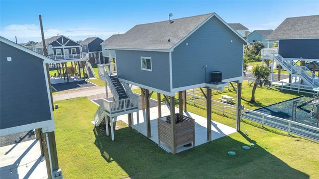 1079 Cedar Lane, Gilchrist, TX 77617