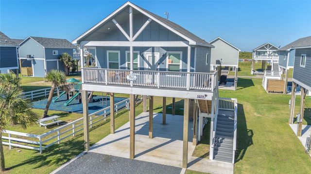 1079 Cedar Lane, Gilchrist, TX 77617