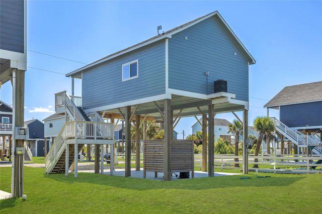 1079 Cedar Lane, Gilchrist, TX 77617