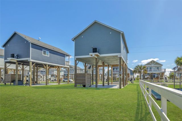 1079 Cedar Lane, Gilchrist, TX 77617