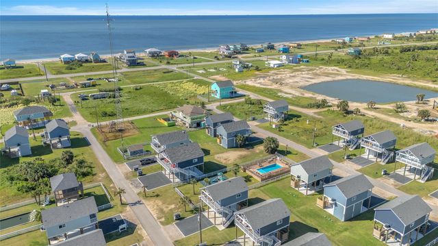 1079 Cedar Lane, Gilchrist, TX 77617