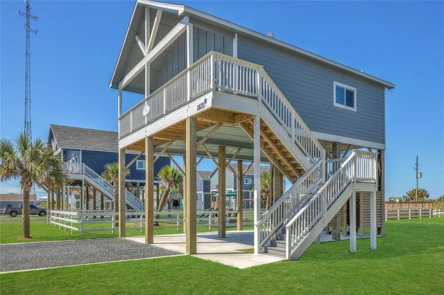 1079 Cedar Lane, Gilchrist, TX 77617