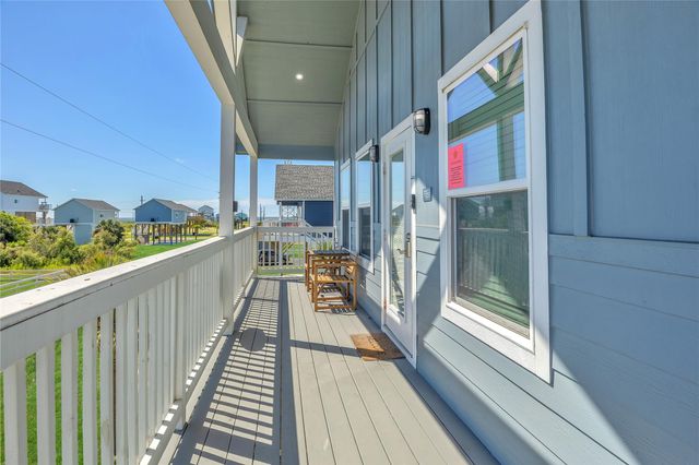 1079 Cedar Lane, Gilchrist, TX 77617