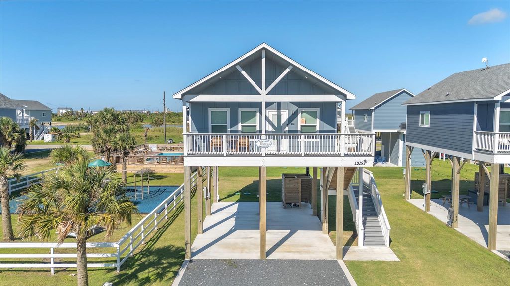 1079 Cedar Lane, Gilchrist, TX 77617