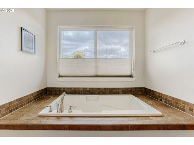 21533 Sw SUSAN Ln, Beaverton, OR 97003
